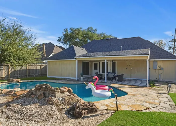 Pool Villa- Near Airport & Downtown, Fire Pit, Foosball