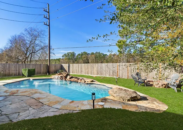Pool Villa- Near Airport & Downtown, Fire Pit, Foosball